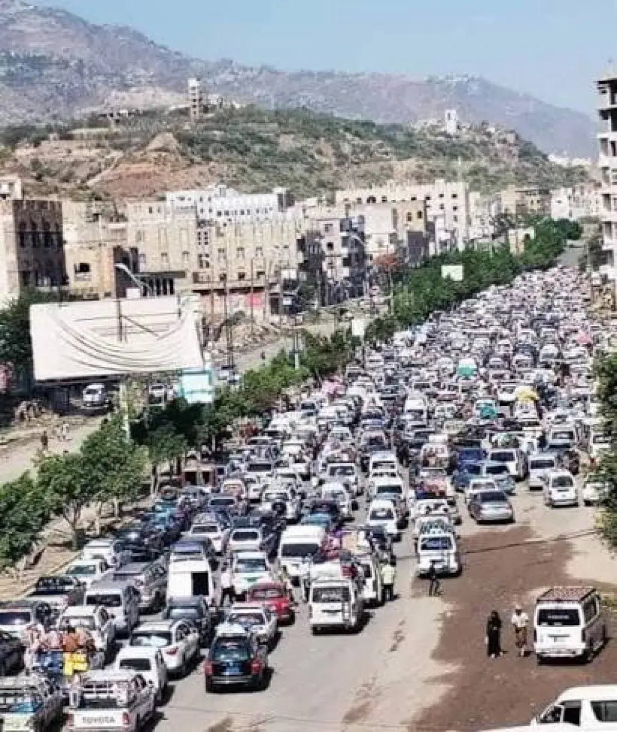مليشيا الحوثي تستولي على حافلات العمال والمدارس في الحوبان لنقل مقاتليها إلى داخل تعز