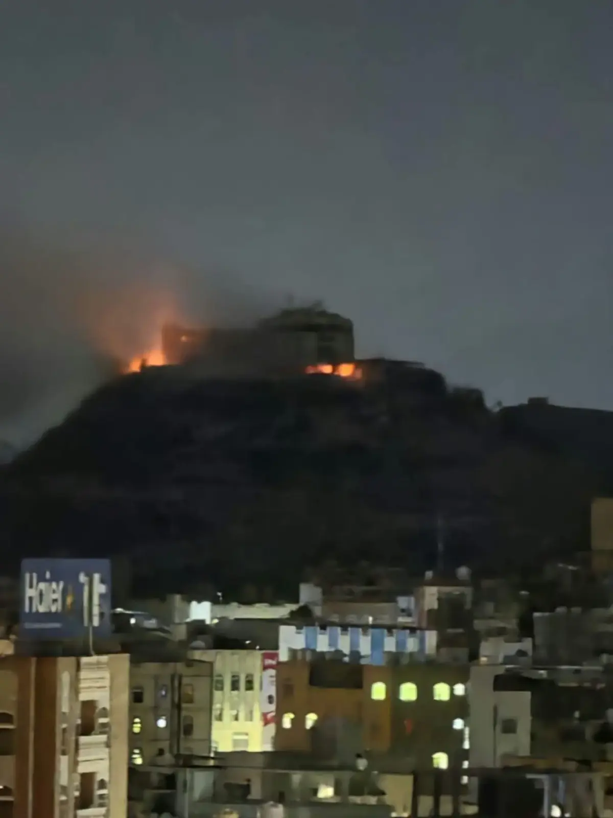 عاجل | ناطق الجيش اليمني : تحييد مركز قيادة حوثي وتدمير دبابتين في فندق سوفتيل بتعز