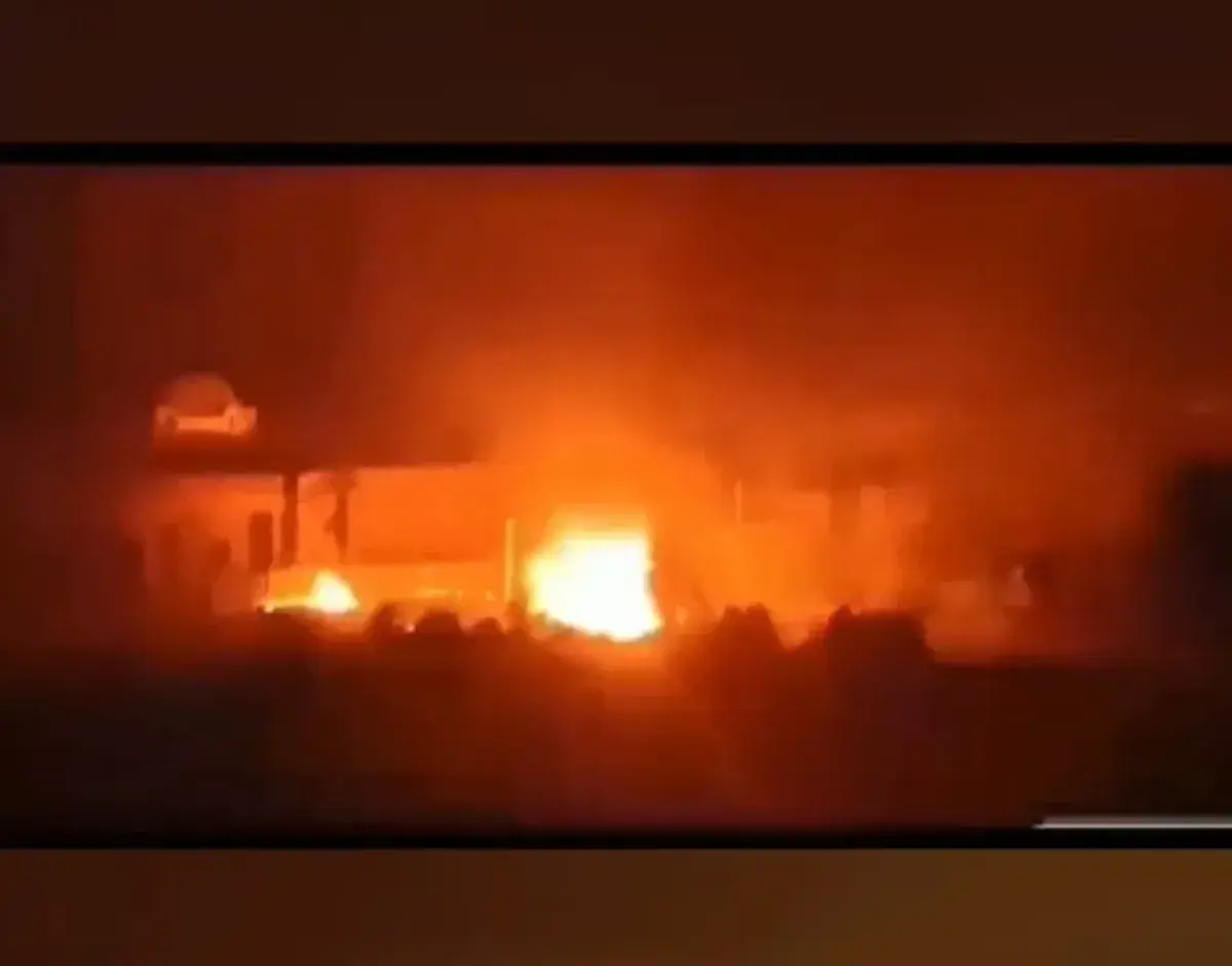 حريق هائل وانفجارات مدوية تدمر مركز قيادة حوثي في...