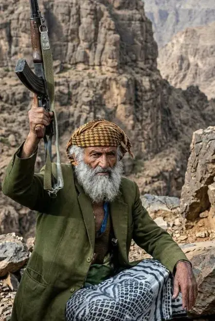 شاهد مسن يمني من جبل صبر يتقدم للدفاع عن تعز حاملا...