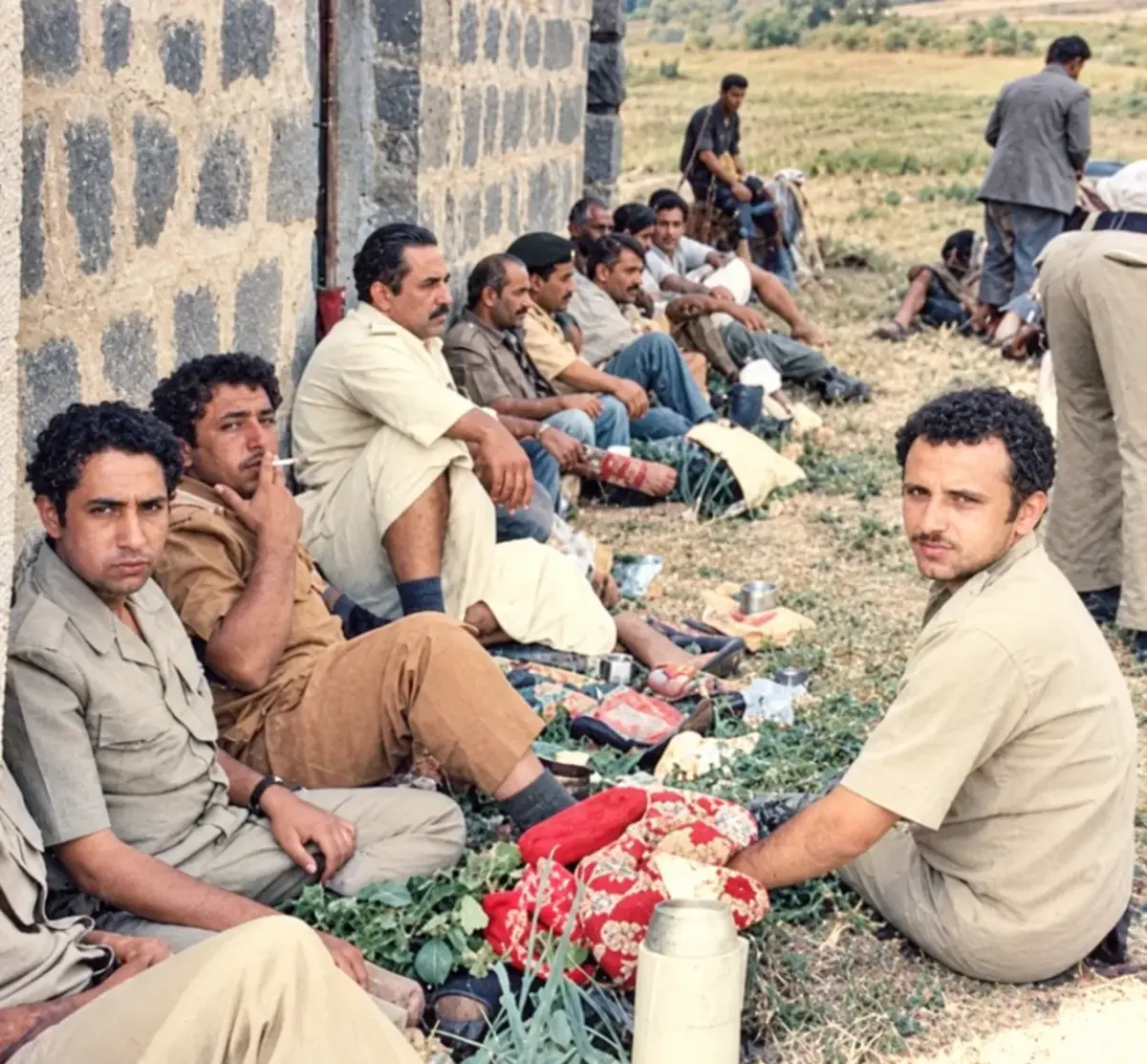 شاهد صورة تاريخية نادرة للشهيد عبدالله الحمدي والف...
