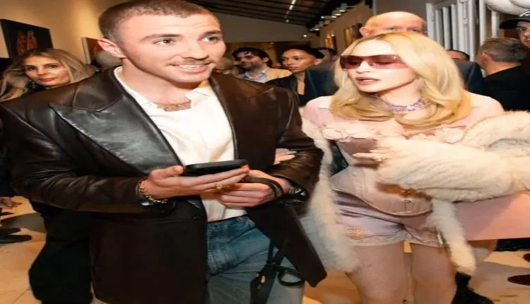 إبن النجمة العالمية مادونا يلفت الأنظار بوسامته وم...