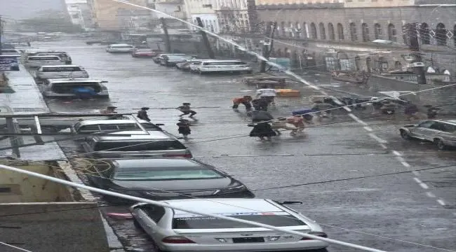 من قلب المطر.. أطفال #عدن يحولون أزقتها إلى ساحات...