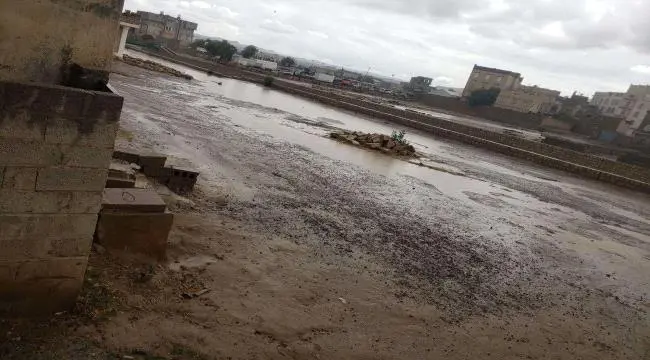 عاجل من #عمران: هطول أمطار غزيرة وتحذيرات من مجاري...