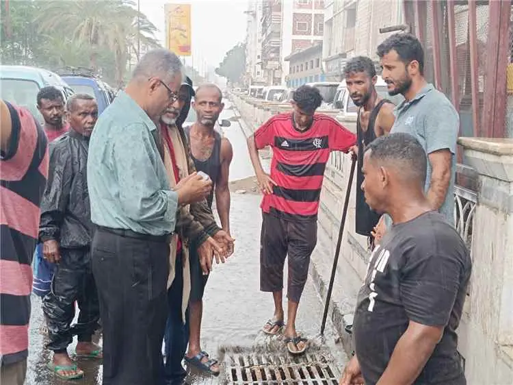 مدير المعلا يتفقد أعمال الطوارئ لتصريف مياه الأمطا...