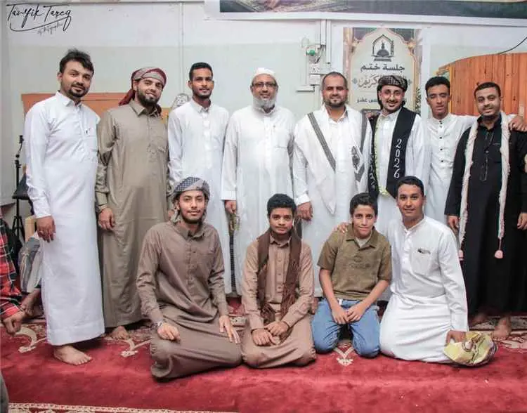 مسجد جوهر في كريتر يكرّم الشاب نواف فؤاد لإتمامه ح...