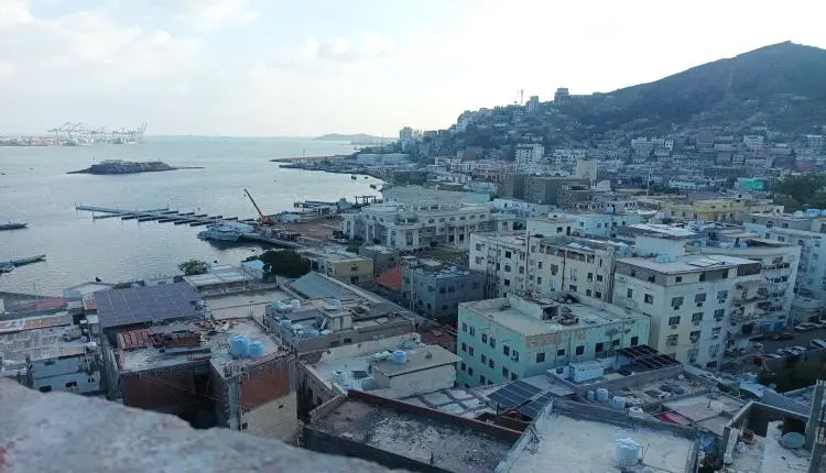 قصف صاروخي حوثي يهز عدن.. انفجار عنيف يستهدف القاع...
