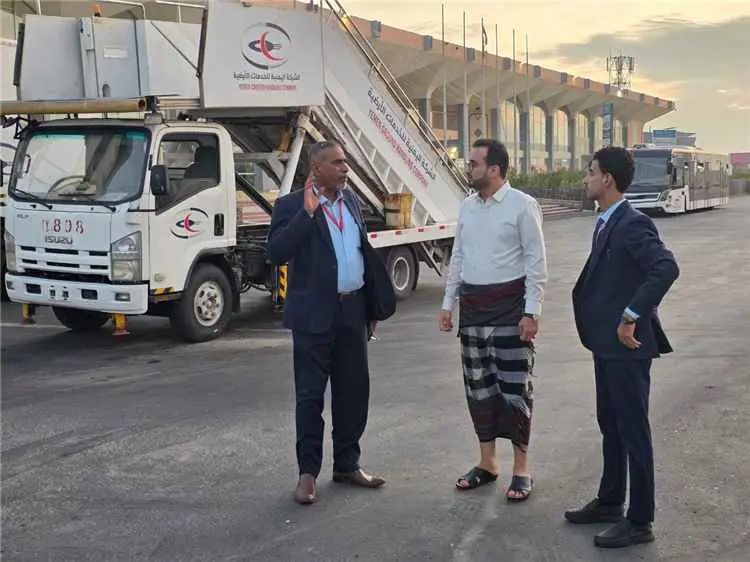 وزير الخدمة المدنية يتفقد سير العمل بمطار عدن الدو...