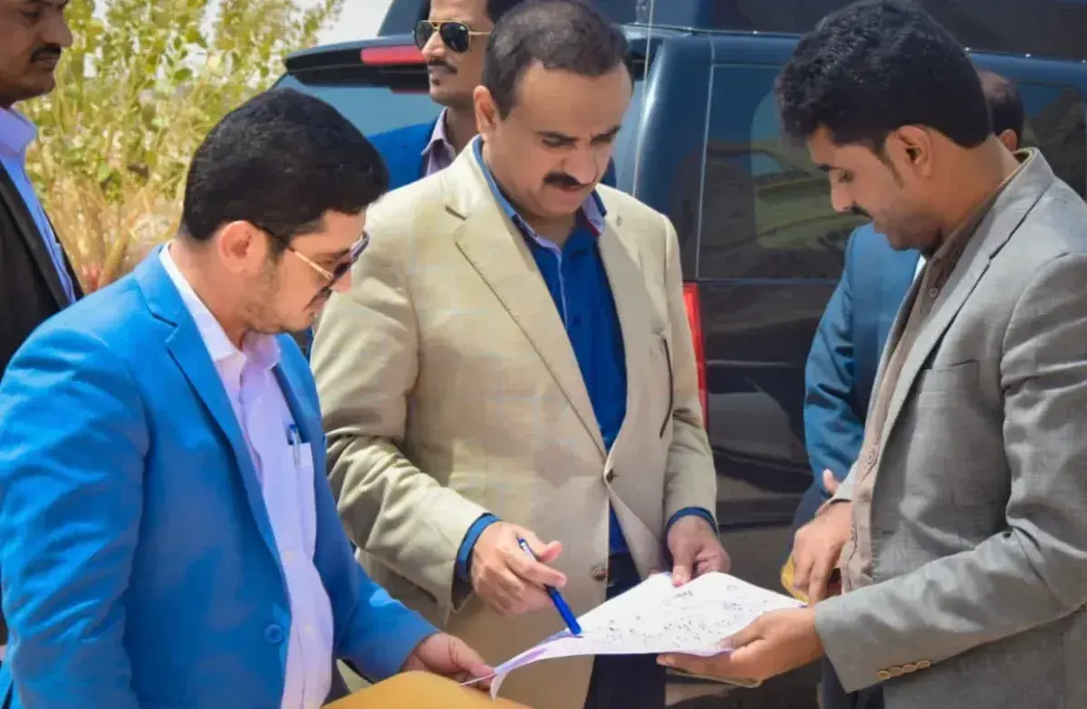 محافظ شبوة يوجه بمنح أراضٍ وتمويل لمساكن أسر شهداء...