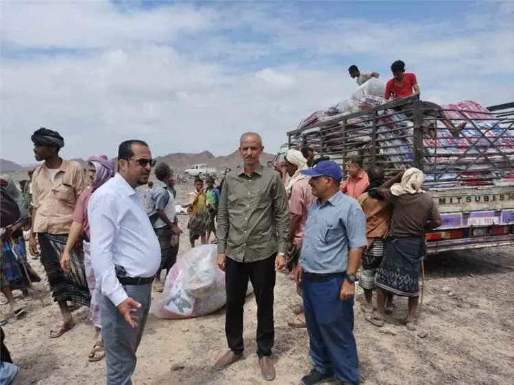 تسيير قافلة إغاثية غذائية وإيوائية للنازحين في وادي "شعبو" بمديرية المضاربة