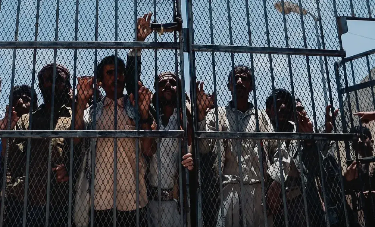 الحوثيون يفرجون عن سجناء جنائيين للدفع بهم إلى جبه...