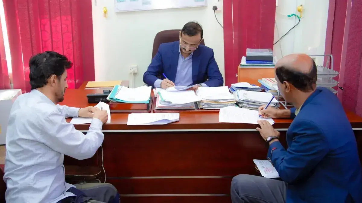 محافظ شبوة يوجّه بصرف أراضٍ لأسر شهداء الهجوم الحوثي الإرهابي على المحافظة