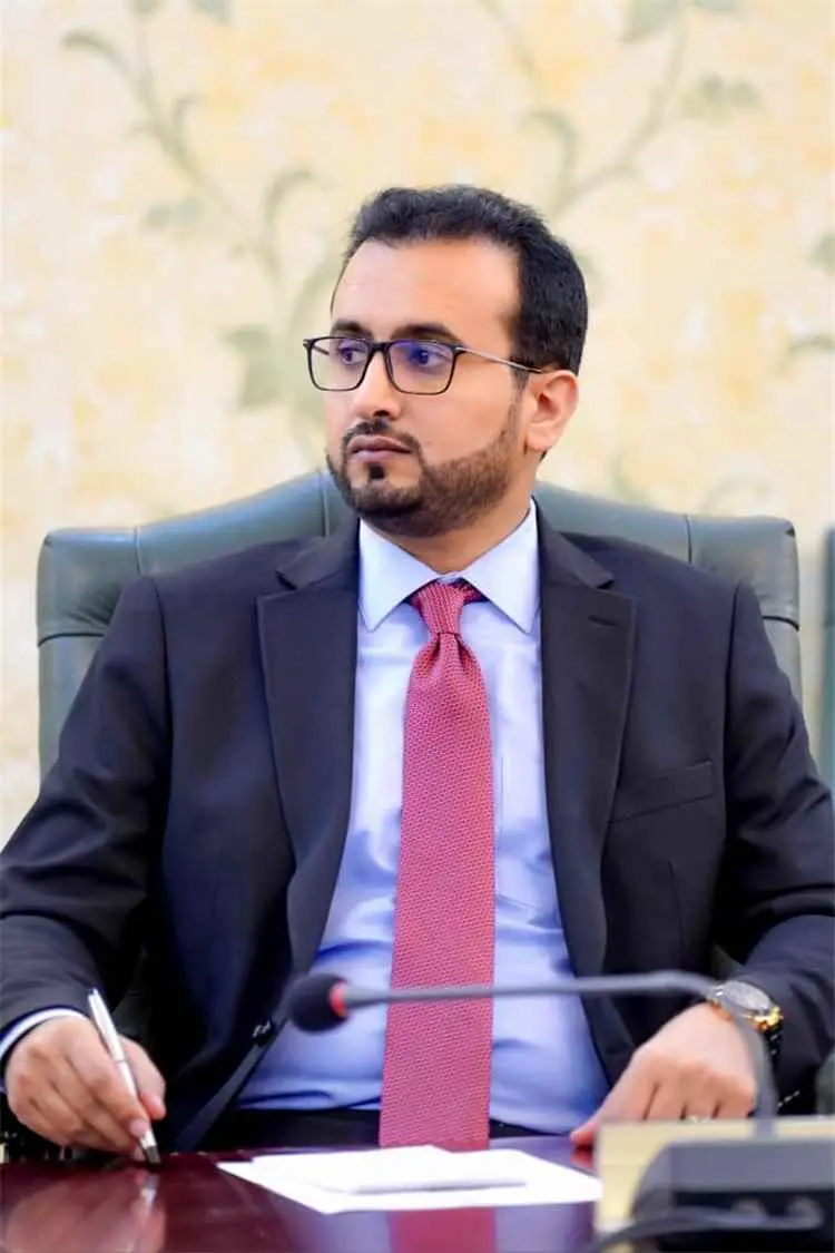 وزير الخدمة المدنية يعلن بدء صرف الزيادة والعلاوات...