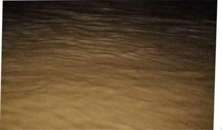 سيول جارفة تتدفق في وادي أحور وتقطع الطريق الدولي بين حضرموت وعدن