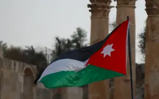 رئيس الوزراء الأردني: أجهزة الدولة كافة تعمل للقبض على منفذي هجوم كنيسة الكرك