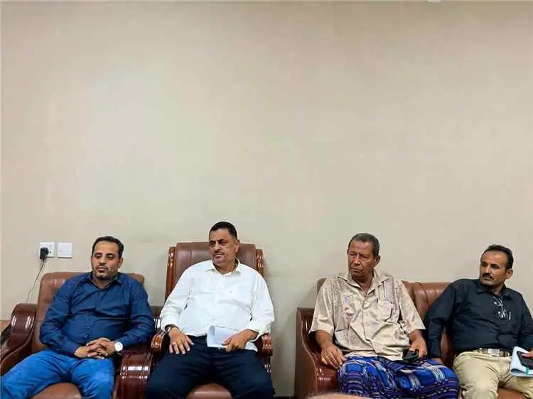 لحج: اجتماع موسّع يبحث مشاريع المدينة الصناعية وال...