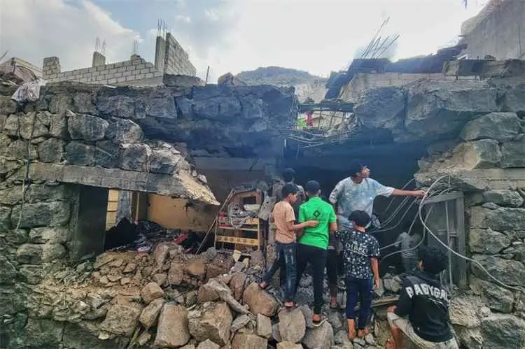 ساعات عبور متقطعة وأسعار غير منطق.. كيف حوّل إغلاق الطرق تعز إلى سجن معيشي مغلق؟