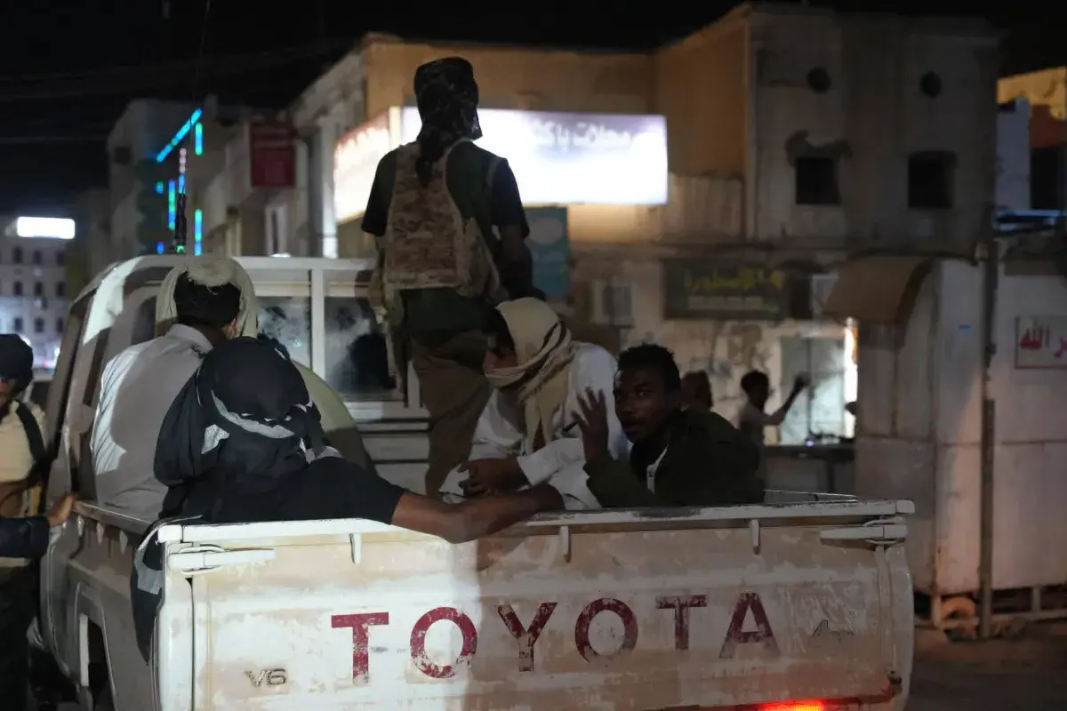 حملات أمنية في سيئون لمنع حمل السلاح وملاحقة خلايا...