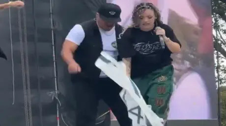 مغنية راب كولومبية تدوس على علم إسرائيل وتمسح حذاء...