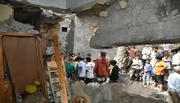 الموت يطرق منازل المدنيين.. قصف الحوثي يُدمي الأحي...