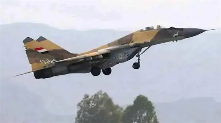 الطيران الحربي يشن 8 غارات جوية على مواقع للحوثيين...