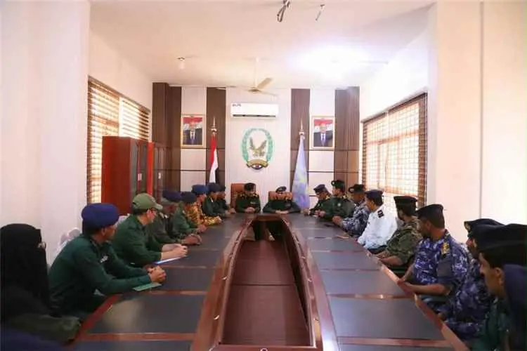 محافظ شبوة يناقش مع لجنة من وزارة الداخلية تعزيز الجاهزية الأمنية والتنسيق بين الوحدات