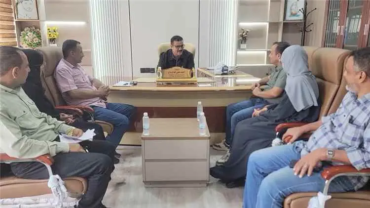 مدير عام البريقة يناقش آلية توزيع المساعدات الغذائية للأسر المحتاجة وتأهيل شباب المديرية