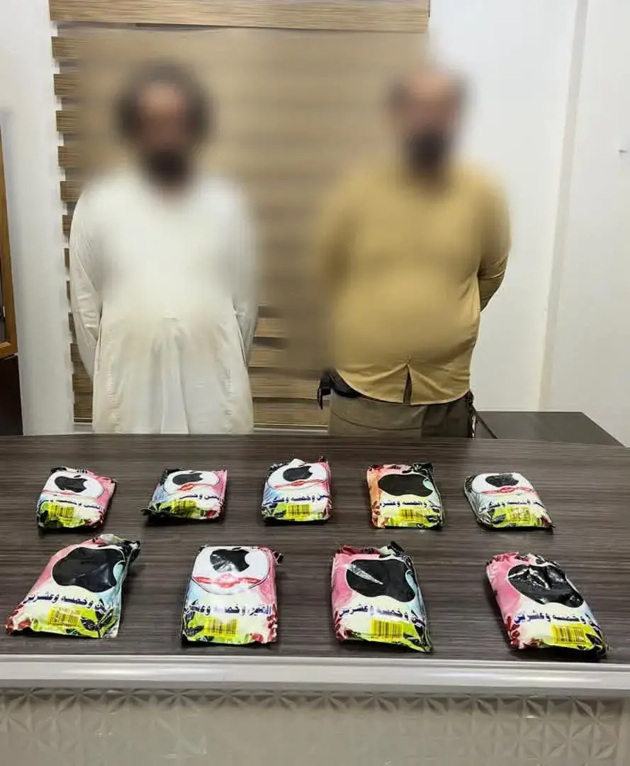 مكافحة المخدرات بأمن عدن تضبط شخصين بحوزتهما مخدرا...