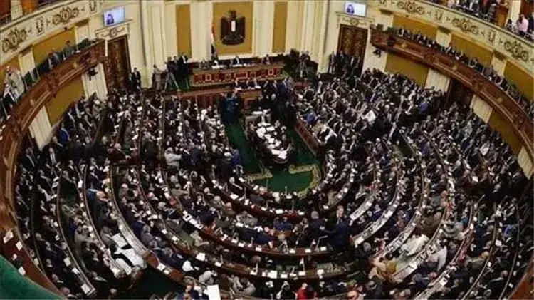 البرلمان المصري يوافق بأغلبية الثلثين على تفويض ال...