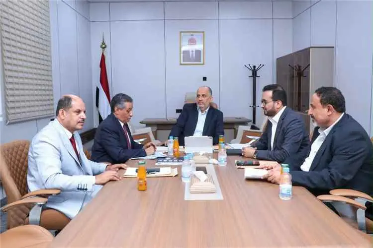 الحكومة تبحث تسوية مستحقات الأكاديميين وملف رواتب النازحين في الجامعات الحكومية