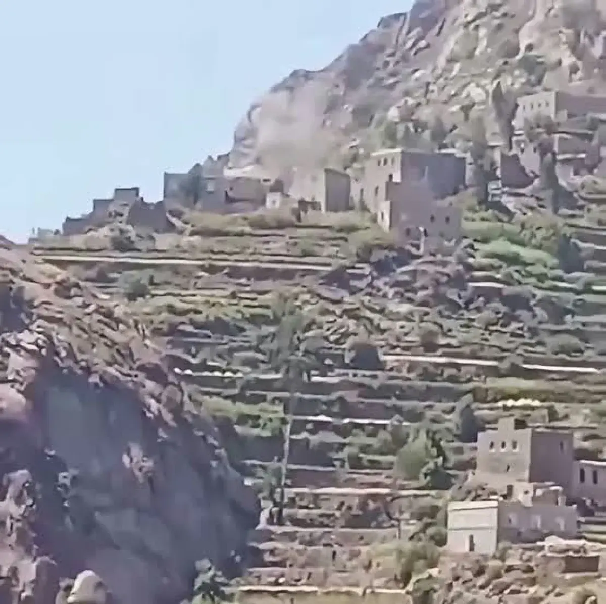 بينهم أطفال.. قنص وقصف حوثي يوقعان 11 شهيدًا وجريح...