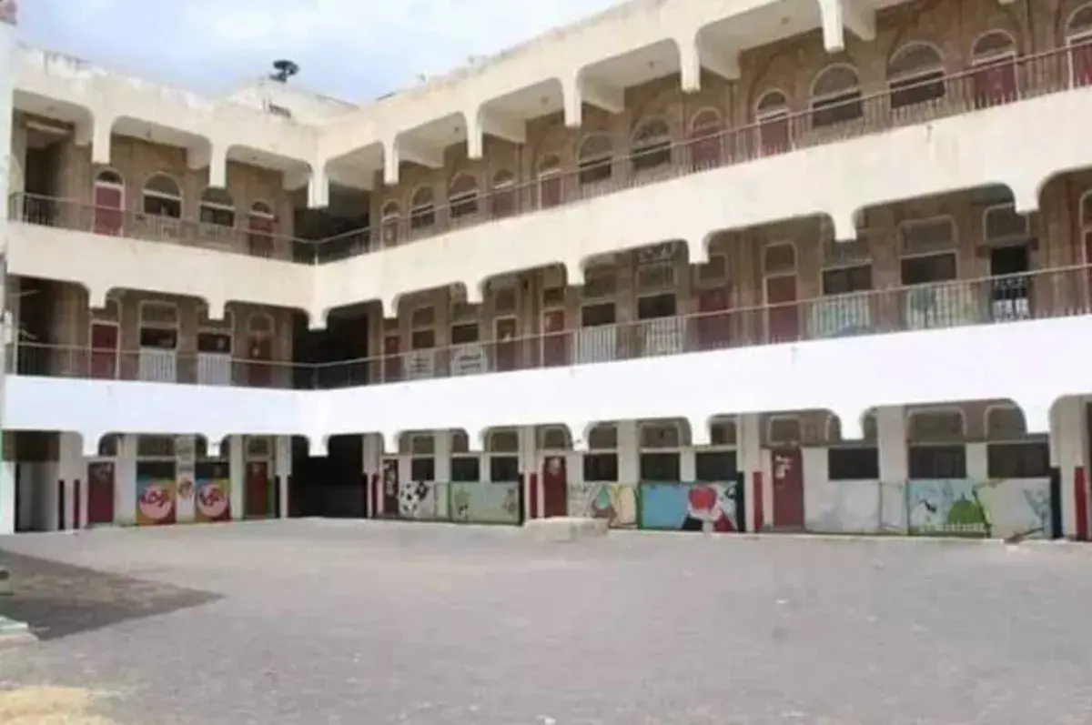 مليشيا الحوثي تحوّل 21 مدرسة في تعز إلى ثكنات عسكر...