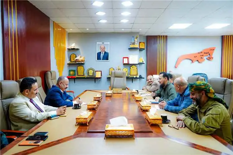 محافظ عدن ووزير النقل يبحثان أوضاع المطار والمنافذ...