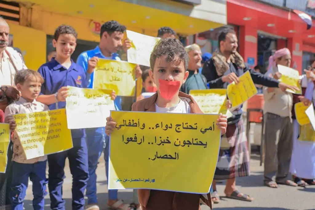 وقفة احتجاجية في تعز تطالب برفع الحصار الحوثي وتحذ...