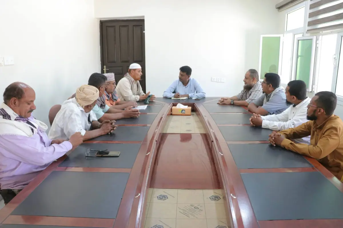 أزمة العمل النقابي للخط الداخلي على طاولة السلطة المحلية في الشحر