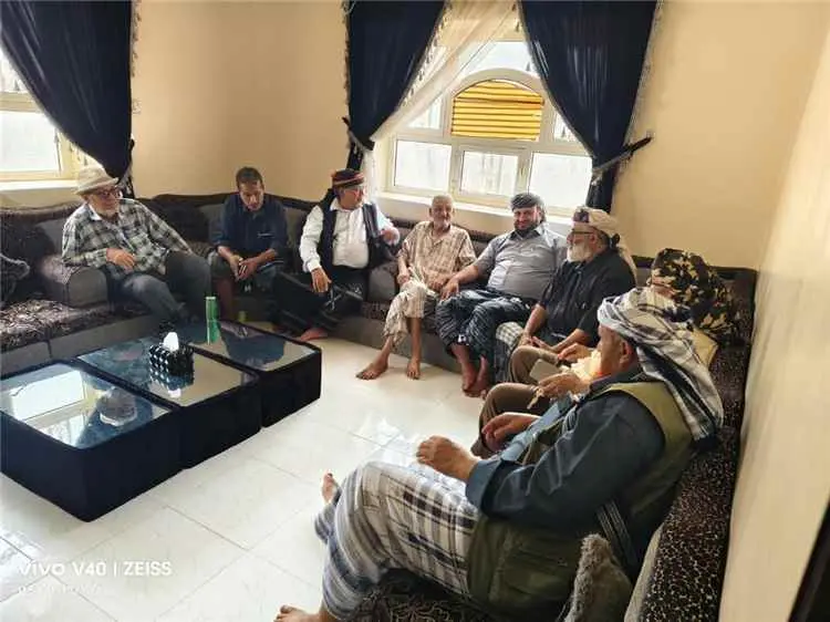 أمين محلي سرار وعدد من وجهاء يافع يزورون شيخ مكتب...