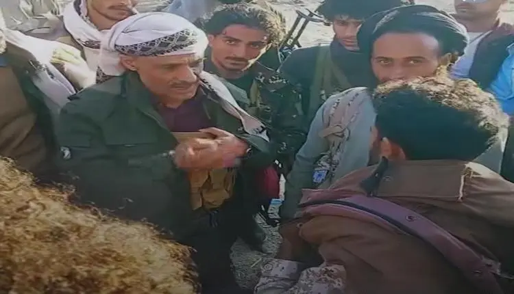قائد مقاومة الحجرية يهدي بندقيته النصر لوالد شهيد في جبل صبر ويتعهد بمواصلة معركة التحرير