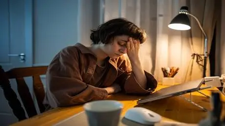 أسباب الحرقة والشعور بالرمل في العينين بعد استخدام...