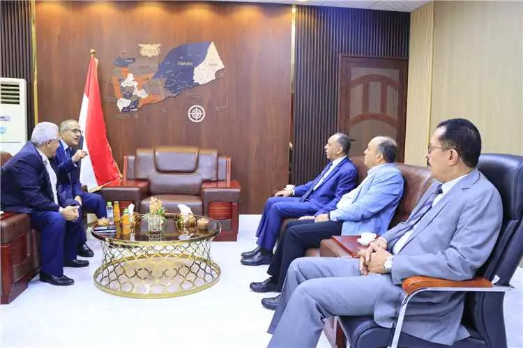 وزيرا الصناعة والتجارة والصحة والسكان يناقشان تعزي...
