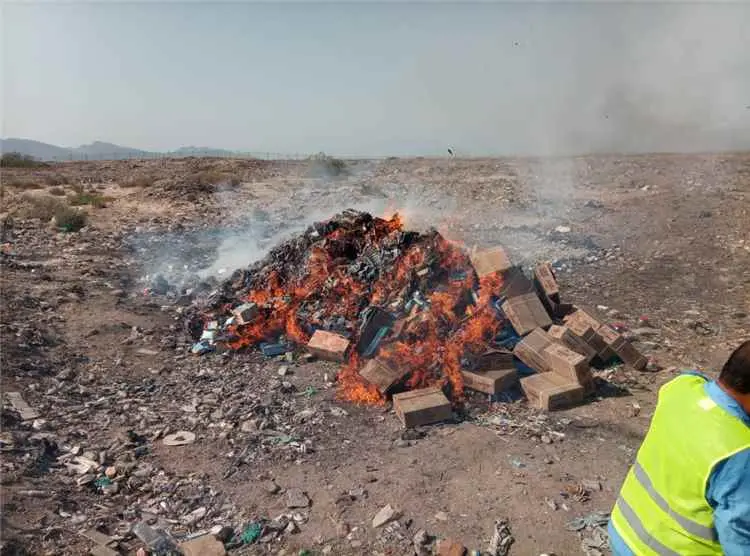 صحة البيئة بالمنصورة تتلف 3 أطنان من المواد الغذائ...