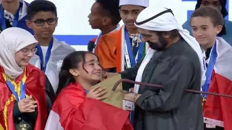 فرحة هيستيرية لطفلة مصرية أمام حاكم دبي بعد فوزها