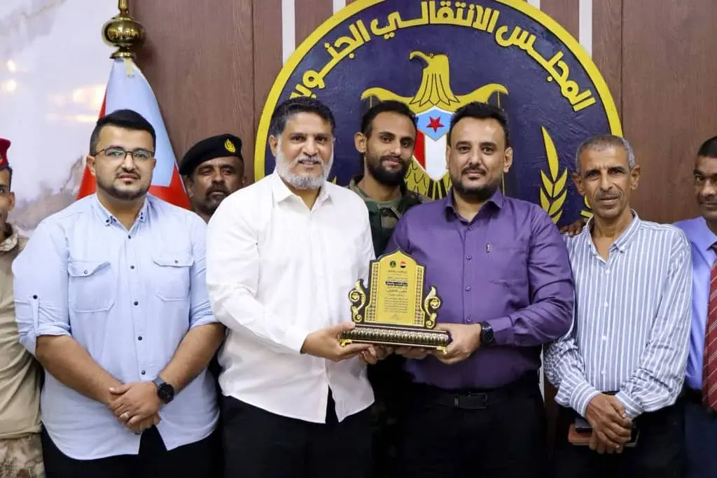 الزامكي يكرّم المناضل معين المقرحي بدرع الثبات والنضال تقديرًا لمواقفه الوطنية وصموده