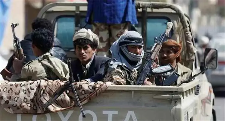 مصدر ميداني: الحوثيون يستأنفون حشد تعزيزاتهم في تع...