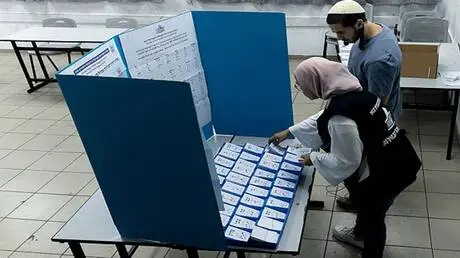 تقرير: رئيس طاقم مكتب نتنياهو نقل للشرطة معلومات ق...