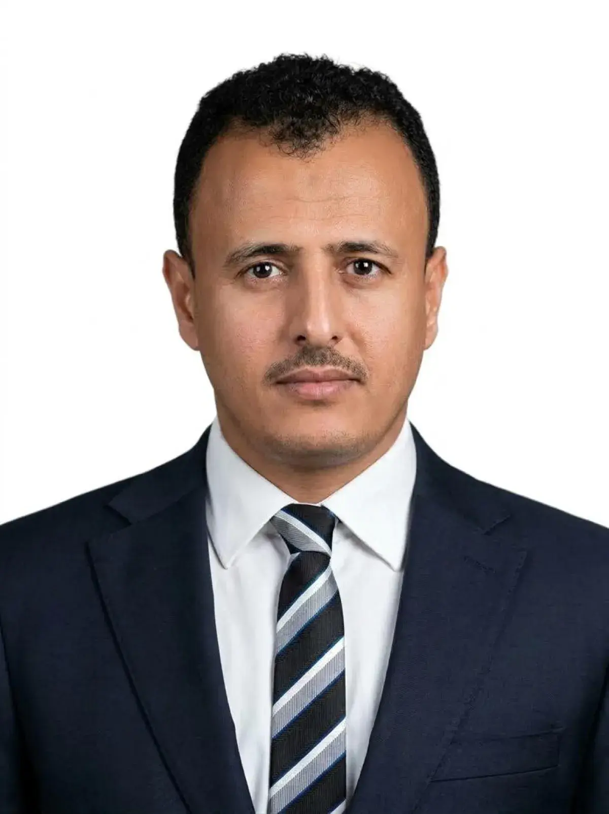 عز القبيلي بلاده.