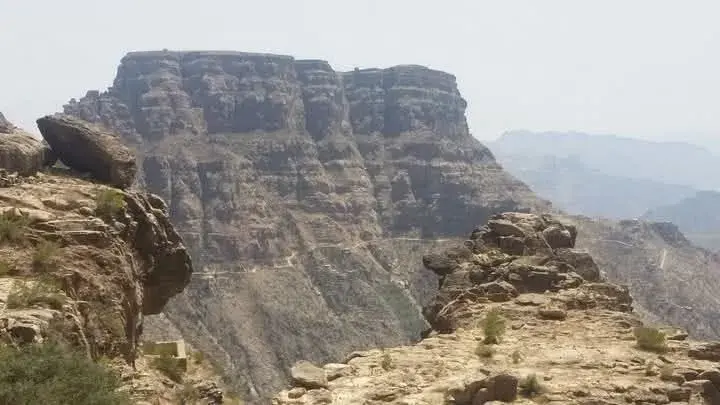 معارك عنيفة تدور في المقاطرة بلحج والقبائل تتصدى ل...