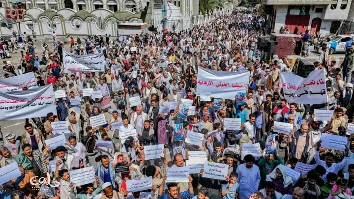 وقفة حاشدة في تعز تطالب بفك الحصار الحوثي عن المدي...