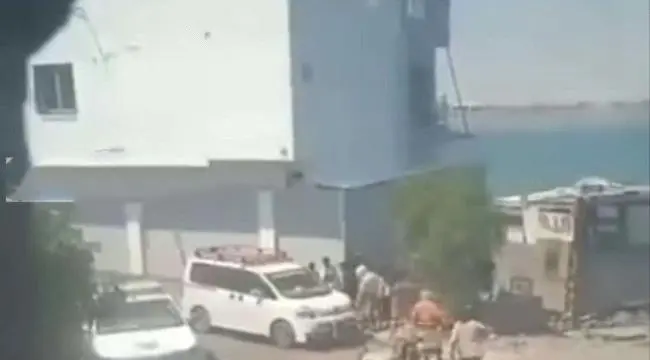 مأساة في #عدن: غرق 3 أطفال في ساحل الدكة وإنقاذ واحد والبحث جارٍ عن المفقودين
