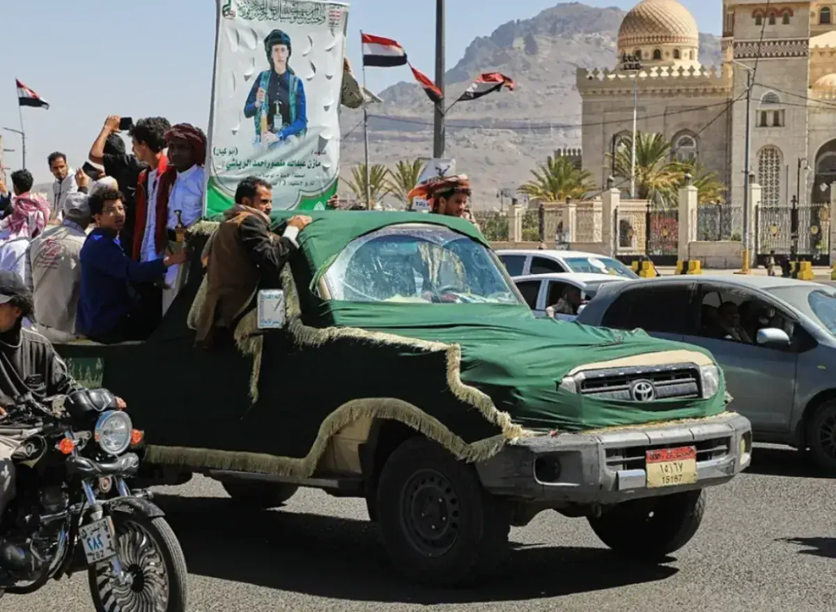 الحوثيون يشيعون 52 عنصراً بينهم 16 قيادياً عسكرياً وأمنياً