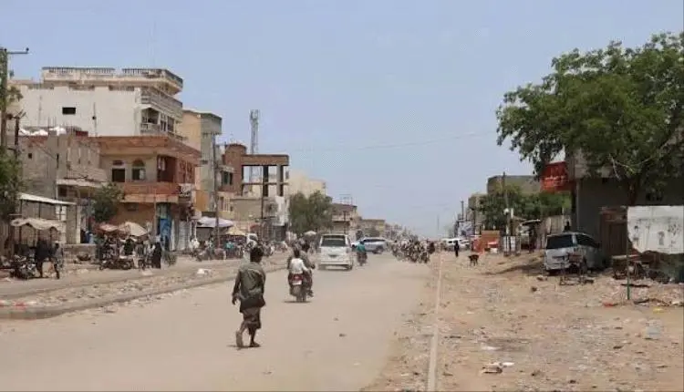 الحوثي يعذب مواطن في حيس ويتهدده بقطع لسانه لأنه ق...